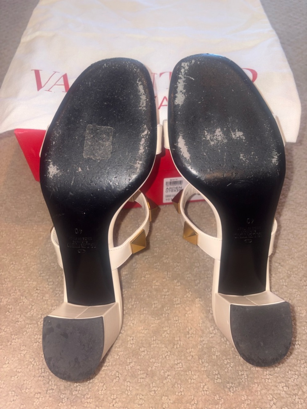 Valentino Garavani White Pyramid-Stud Leather Slide Sandals - Picture 4 of 5